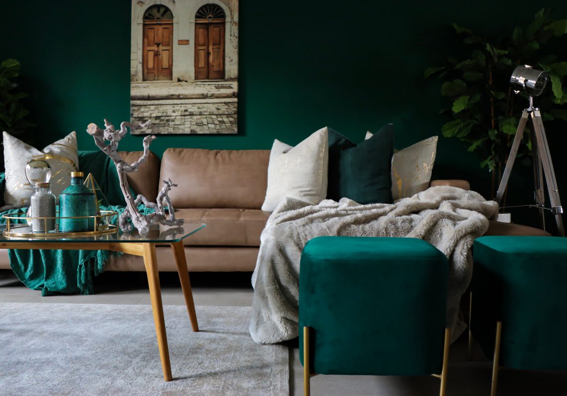woonkamer met designbank, designtafel en designlamp.