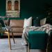 woonkamer met designbank, designtafel en designlamp.